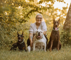 Melanie mit Ihren Hunden im Grünen